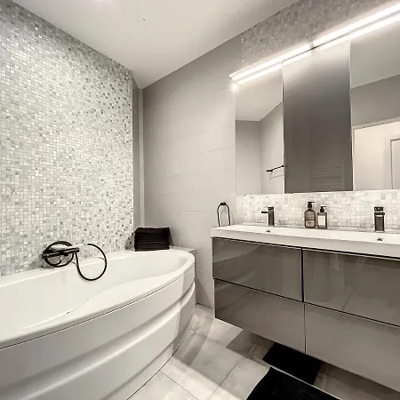 George V : Exclusivite De Prestige Bed & Breakfast Parigi