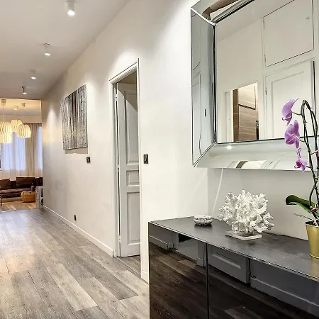 George V : Exclusivite De Prestige Bed & Breakfast Parigi
